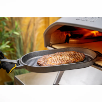 OONI | Grillpfanne aus Gusseisen | mit Untersetzer